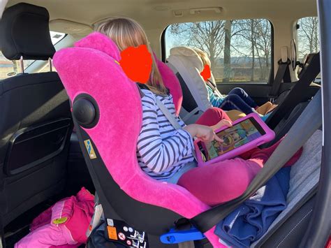 Ilustračná fotografia dievčaťa v autosedačke