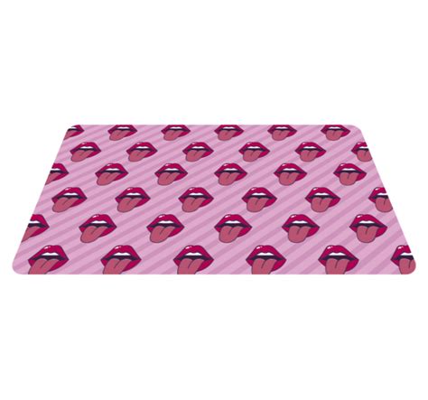 Dojča vkladajúce rôzne predmety do úst