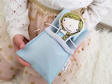 Ilustrácia rodiny s dieťaťom cestujúcej s cestovnou postieľkou