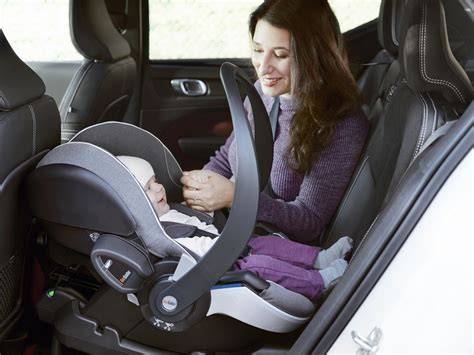 Infografika: Správne umiestnenie dieťaťa v autosedačke a rozdiely medzi protismerným a smerom jazdy