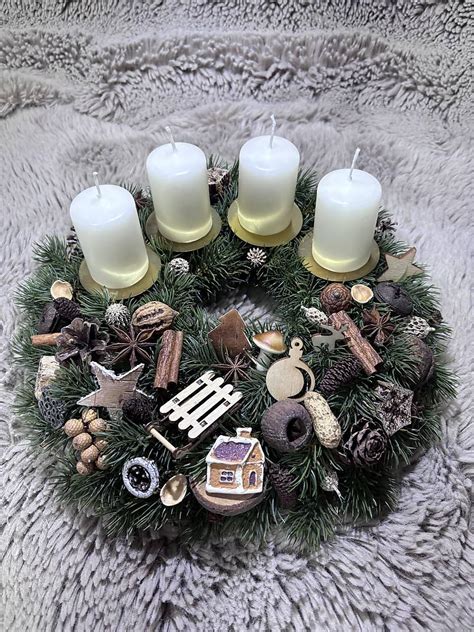 Infografika: Adventný veniec a jeho symbolika (názov a farby sviečok, význam)