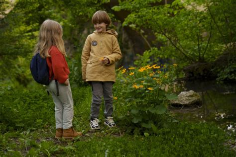 Dieťa hrajúce sa v prírode