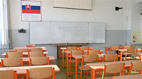 Školská trieda s deťmi čítajúcimi