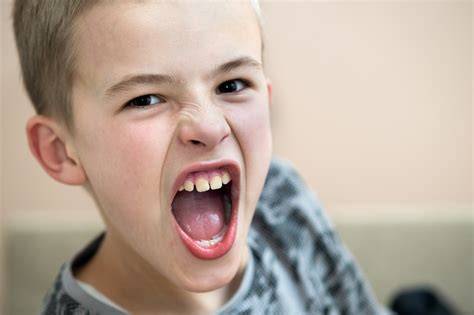 Ako odnaučiť 3-ročné dieťa bit a agresívne správanie: praktický sprievodca