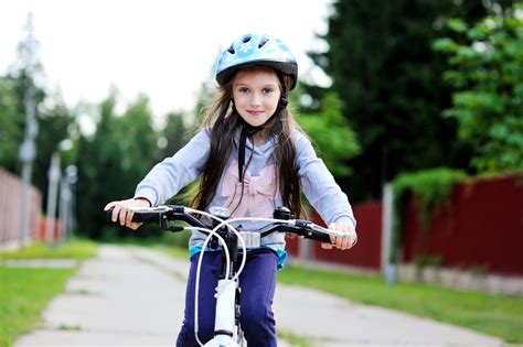 Dieťa jazdiace na bicykli