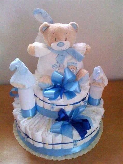 Foto návod: hotová dvojposchodová torta z plienok so zoznamom použitých materiálov