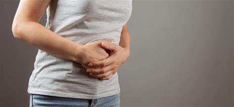 Žena držiaca sa za brucho v smútku