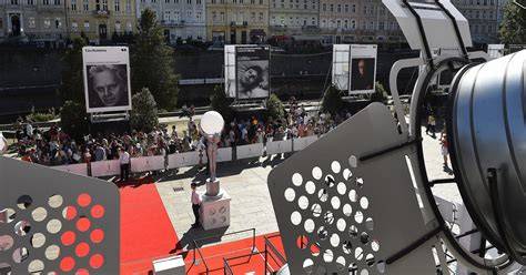 Koč na Karlovarskej kolonáde a otváracie chvíle 31. medzinárodného filmového festivalu Karlovy Vary