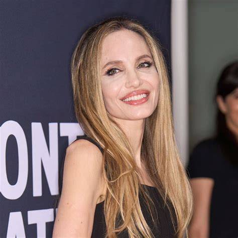 Infografika: Dátum narodenia a hlavné míľniky kariéry Angeliny Jolie