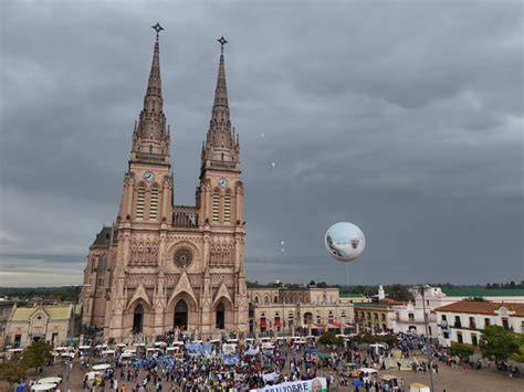 Hlavná ulica v Buenos Aires - pohľad na davy počas vystúpení a demonštrácií za legalizáciu potratov