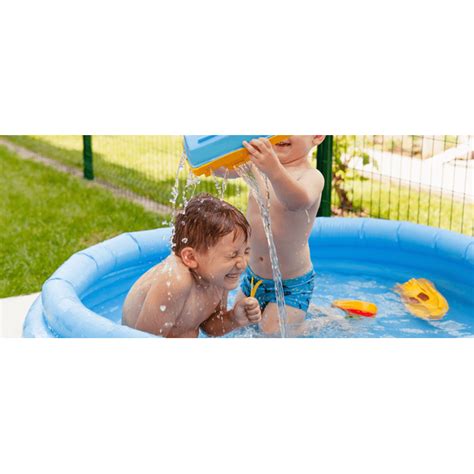 Ilustrácia bábätka v bazéne v plavkách s plienkou