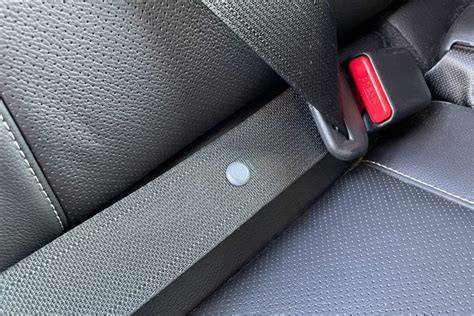 ISOFIX vs. bezpečnostný pás pri montáži detských autosedačiek: čo je najbezpečnejšie a ako na to