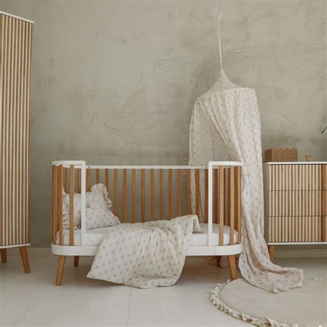 Detská postieľka z masívneho dreva