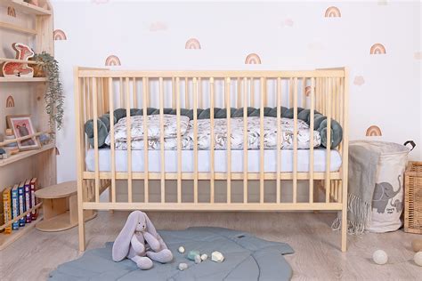 Ilustrácia detskej postieľky s nastaviteľným roštom