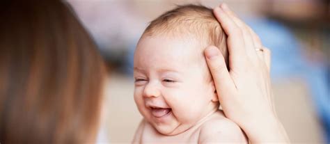 Kedy začne bábätko držať hlavičku a čo na to vplýva