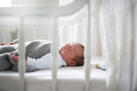 Bábätko zvracia pri vyprázdňovaní: príčiny, rozlišovanie a postupy na uľavenie