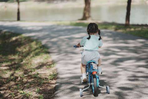 Ilustrácia prechod z odrážadla na bicykel s pedálmi
