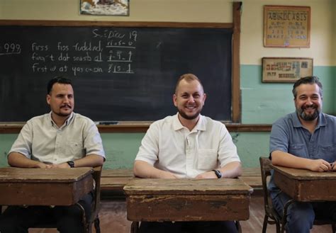 Rodina sedí v prvej lavici v kostole