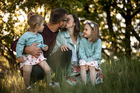 Rodinné fotografie symbolizujúce starostlivosť o deti