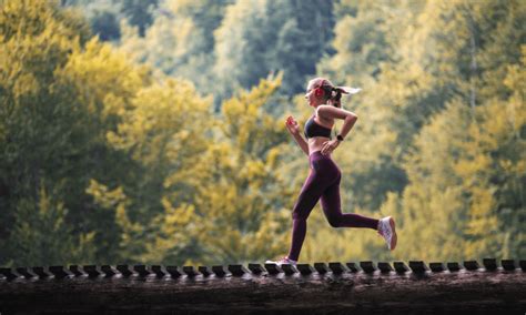 Žena pri chôdzi v prírode