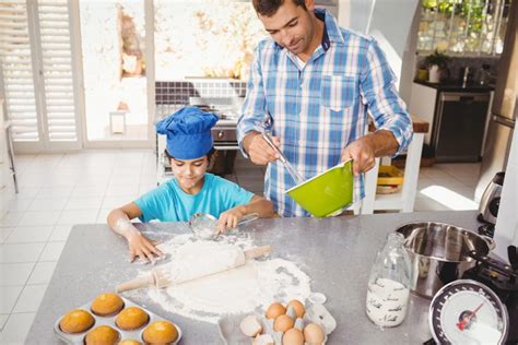 Otec a dieťa v kuchyni