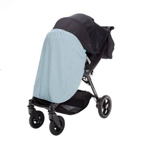 Slnečná clona na kočík Britax Go - modrá s motívom koník, ukážka upevnenia a dizajnu