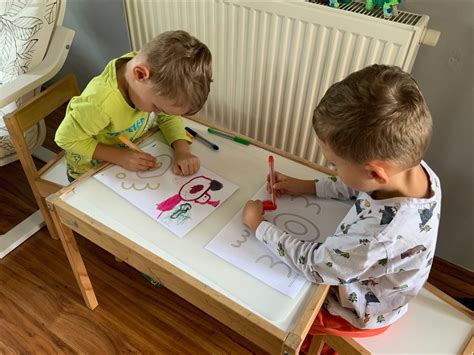 Ilustrácia dieťaťa, ktoré si kreslí svoj portrét