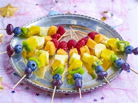 Ilustrácia detí ako jedia ovocné špízy