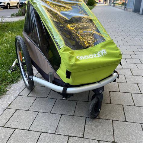 Vizualizácia konštrukcie Croozer Kid FOR 1: skladacia karoséria, ťažná tyč a vlajka