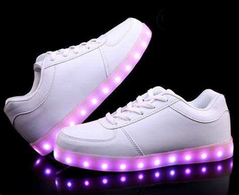 LED svietiace topánky a LED tričká pre teenagrov