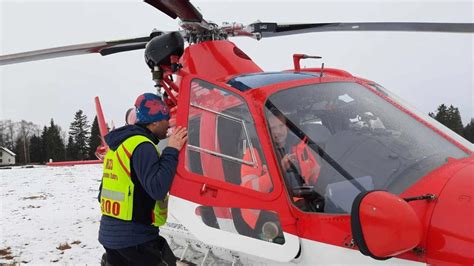 Ilustračné foto bezpečného sánkovania s dieťaťom vzadu