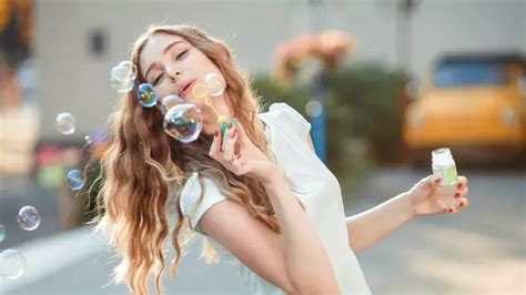 Dieťa fúka bubliny z bublifuku