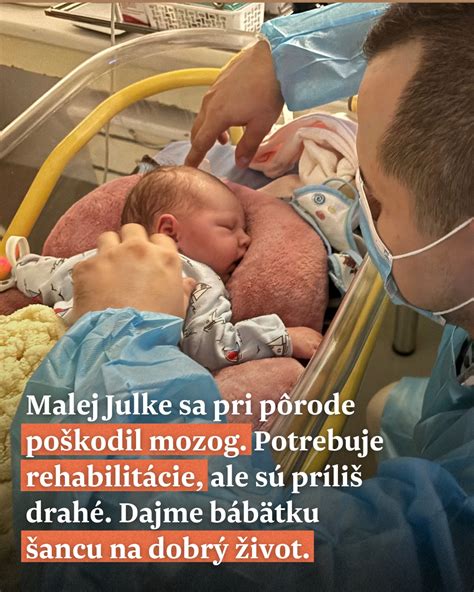 Matka pomáha bábätku pri pretáčaní