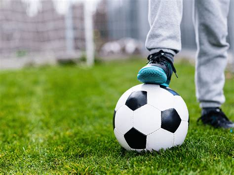 Dieťa cvičiace s fit loptou