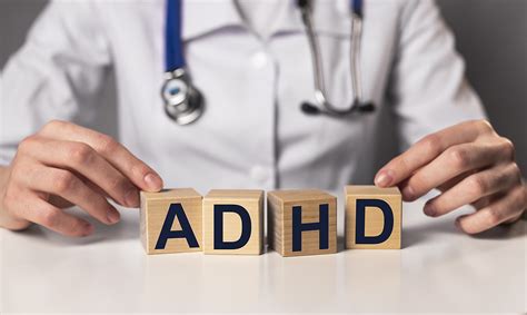 Symbol lekára a rodiny spolupracujúcich pri diagnostike ADHD