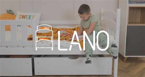 Dieťa zliezajúce z postele nohami nadol