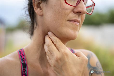 Zväčšené uzliny pod pazuchou: Príčiny, príznaky a kedy navštíviť lekára