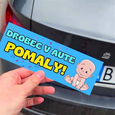 Infografika: bezpečné používanie magnetky v aute a kroky pred jej nalepením