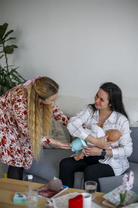 Fotografia laktačnej poradkyne pomáhajúcej matke