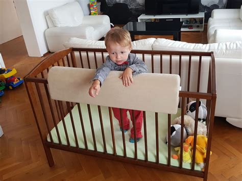 Fotografia detskej postieľky a rodičovskej postele