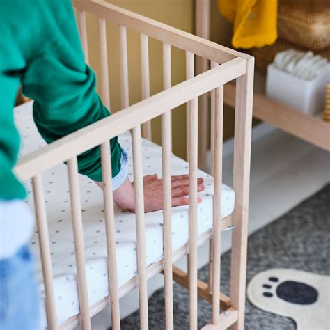 Drevená postieľka Kubo: Bezpečný a pohodlný spánok pre vaše dieťa