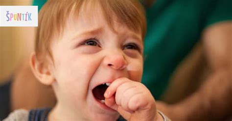 Dieťa hádže hračku na zem, rodič ignoruje