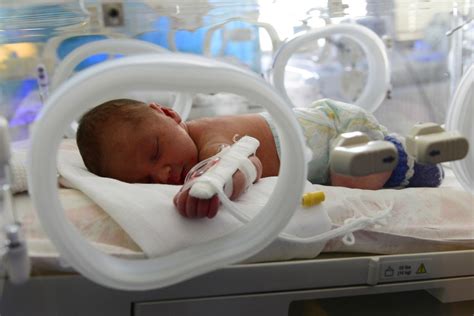 Novorodenec v inkubátore s monitorovacou technikou