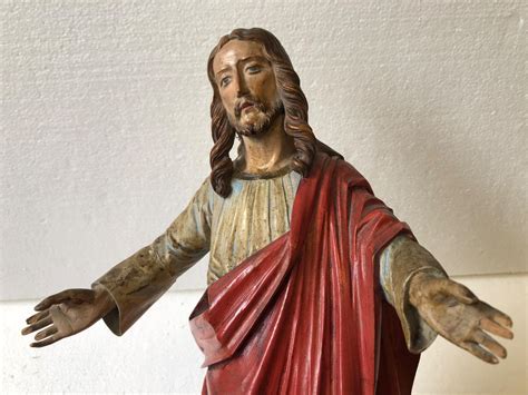 Drevená socha Ježiša Krista na kríži