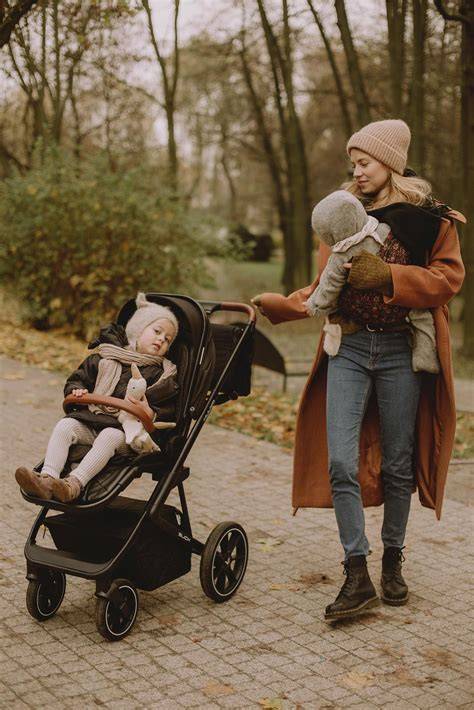 Fotografia kočíka Cube s pestrou farebnosťou a veľkou vaničkou