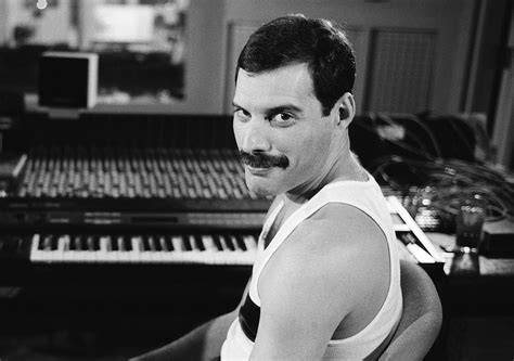 Portrét Freddieho Mercuryho na koncerte Queen