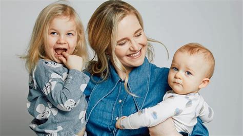 Rodič s dieťaťom v nosiči