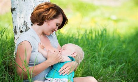Matka dojčí dieťa