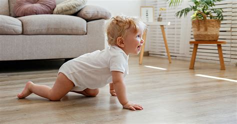 Správne sedenie bábätka: Kedy začať a ako podporiť zdravý vývoj