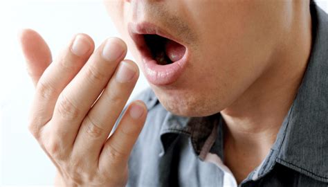 Biele povlaky na mandliach pri hnisavej angíne